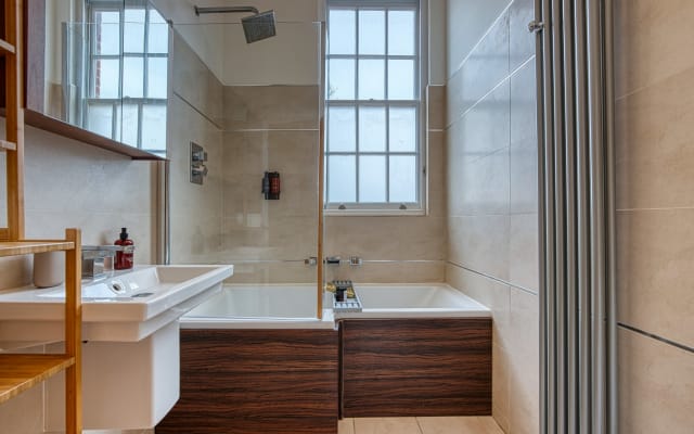 2 BR Stunning Chic Apt, Spacious Near OceanVillage
