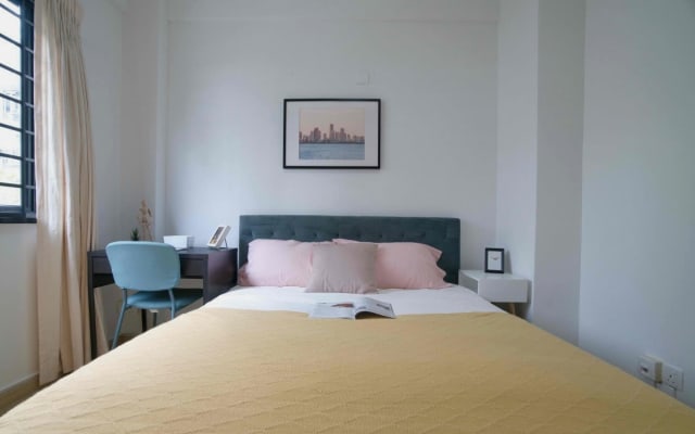 Clean cozy private medium room with nice fittings. Located in Bangsar