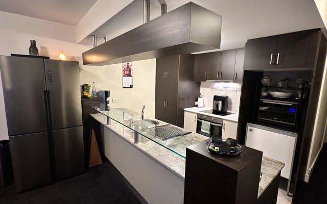 Live like a local in Yarraville - Picture 3