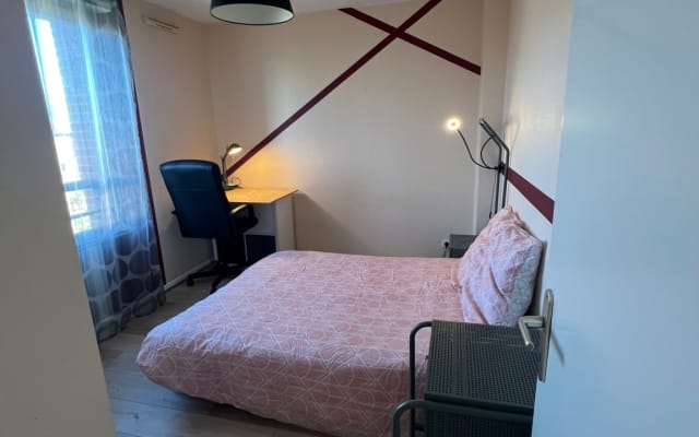 Room near train station and LGBTQIA+ places