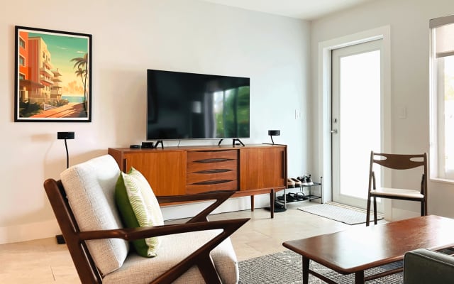 Large, sunny room + clothing optional heated pool + near gay district! - Picture 6