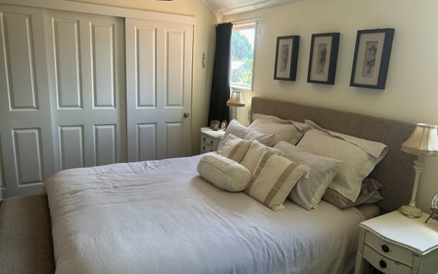 Cambridge - Spacious bedroom with private bathroom