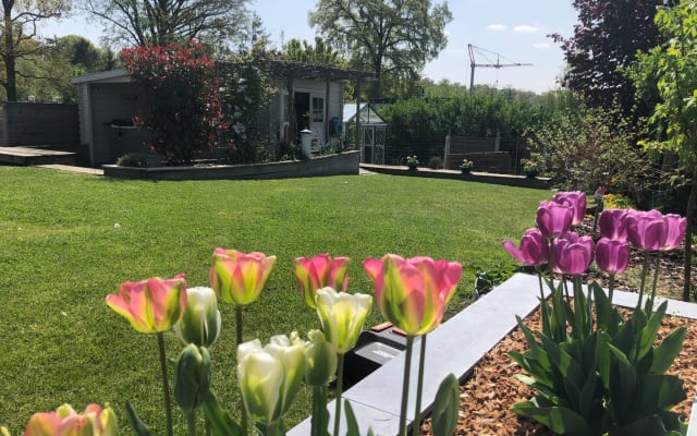 Quarto numa casa moderna com um belo jardim e ginásio