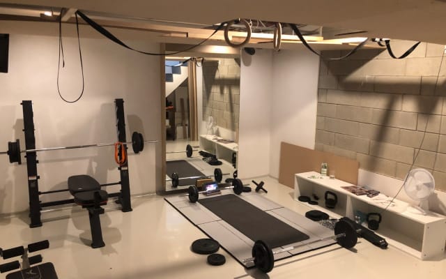 Zimmer in modernem Haus mit schönem Garten und Fitnessstudio