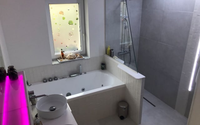 Quarto numa casa moderna com um belo jardim e ginásio