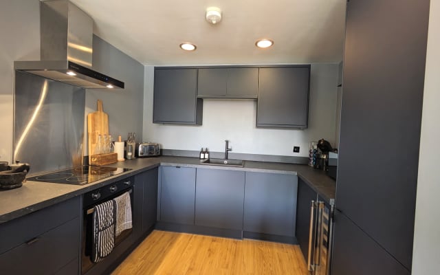 Cosy 1 bed flat in Chiswick. Feels like a village in a big city.