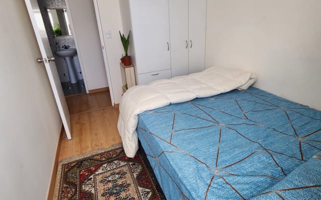 Quarto confortável num apartamento acolhedor e reservado