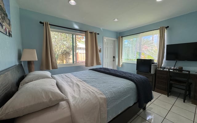 Quiet Florida Oasis: Private Room, Bath, and Entry