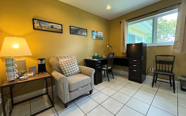 Suite privata con 2 camere: Ingresso dal cortile, bagno+ufficio