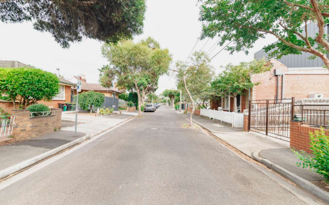Kia's listing on misterb&b - View of the street. 2 mins walk to Abbotsford Convent! 5min to Victoria Park train station and 7min to the buses. 