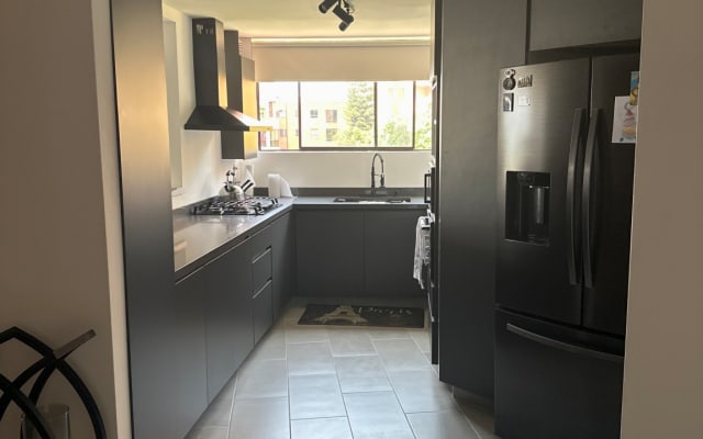 habitación independiente y baño incluido. Poblado cerca a todo