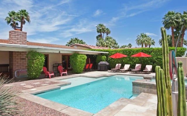 Stephane's listing on misterb&b - Plenty of room to lounge around in the pool