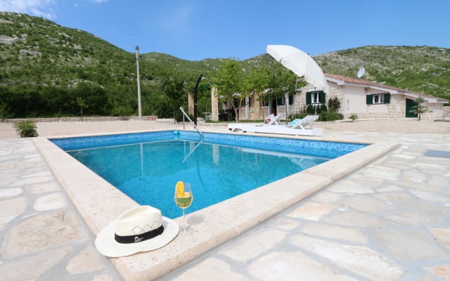 Villa avec piscine chauffée, très calme, pas de voisins