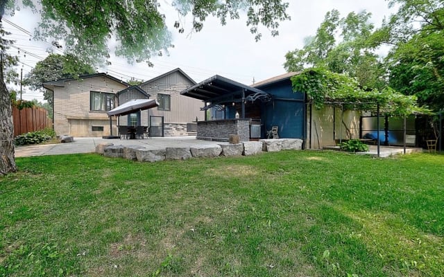 Beautiful and large master bedroom with master ensuite
 - Picture 12