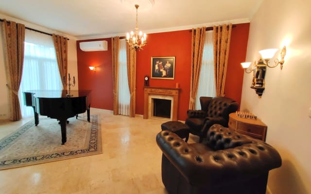 Doppelzimmer mit eigenem Bad und Schlafsofa im privaten Wohnzimmer für