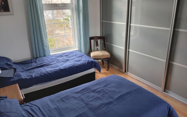 Michaels Inserat auf misterb&b - twin room 2 single beds spacious and bright with built in wardrobes 