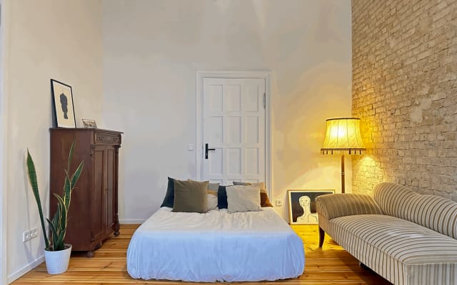 Grande chambre dans un immeuble ancien berlinois