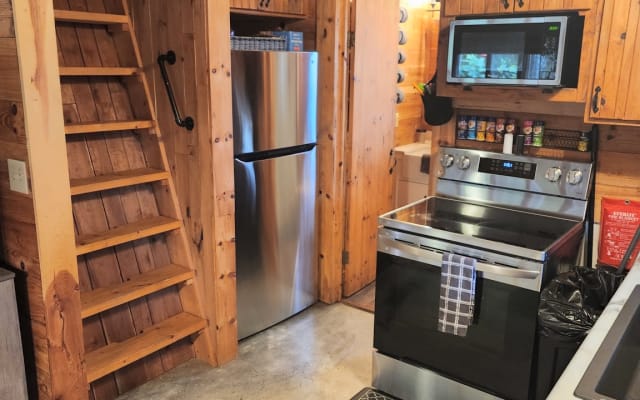 Anuncio de Brent en misterb&b - Kitchen area and steps to loft