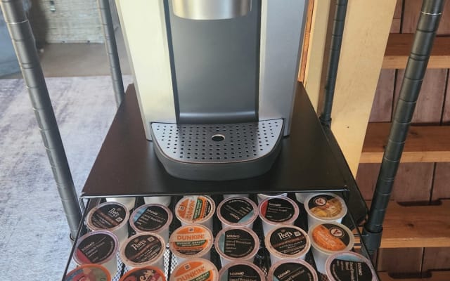 Anuncio de Brent en misterb&b - Coffee Station with a variety of K-Cup coffee is supplied