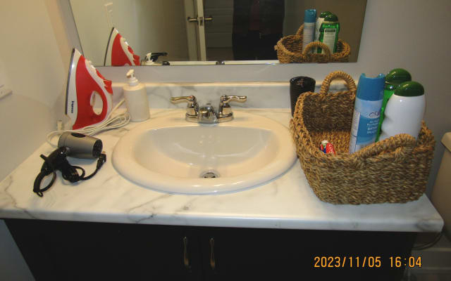 Comfy Room w/Desk & Kitchen/SelfCheck-In in Kanata#3 - Picture 10