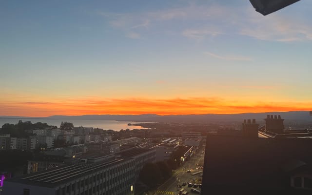 Apartamento dedicado com vista para o lago e para a montanha no centro 