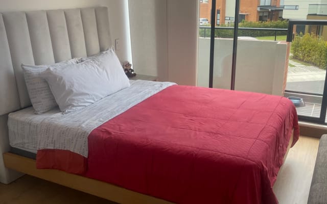 Independent room, with private bathroom, in exclusive sector