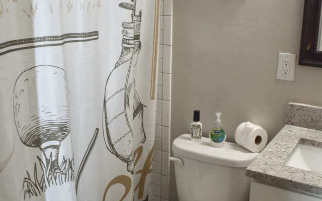 Lovely home with easy access to trendy downtown, beaches and more