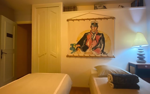2 quartos de hóspedes numa grande casa de cidade