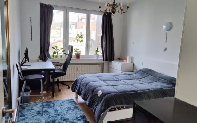 Quarto espaçoso disponível no nosso apartamento no centro da cidade