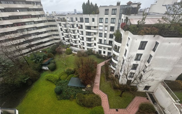 Top floor (5th), 2-room apartment 50 m2, open kitchen, fully renovated