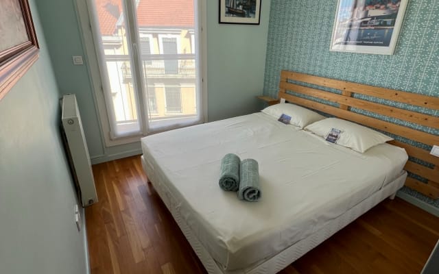 Camera privata in un grande appartamento con terrazza