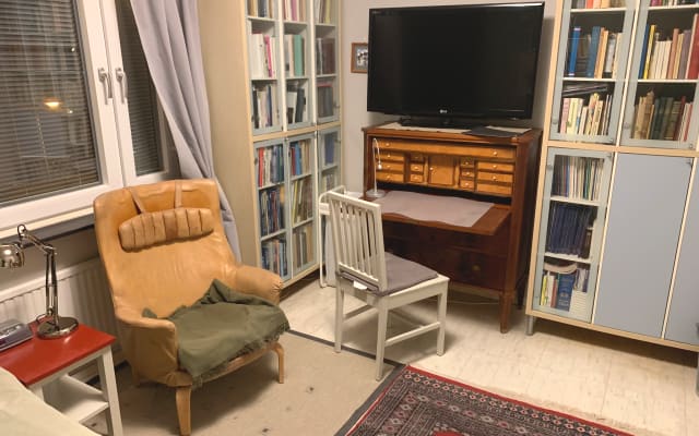 Sofá num apartamento na cidade, anfitrião amigável, roupa opcional