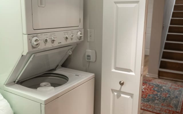 Fadi's listing on misterb&b - Washer and Dryer in unit