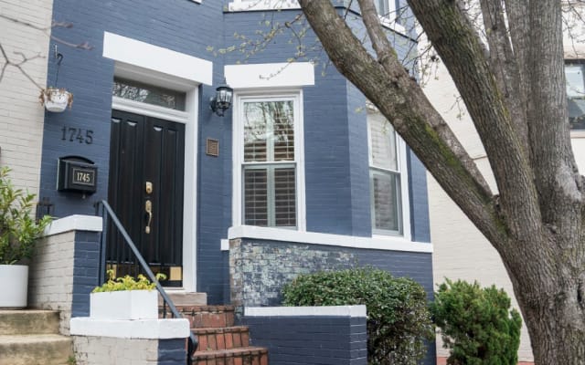 Fadi's listing on misterb&b - Historic Row house on quiet tree lined street in one of the most reputable neighborhoods in the district