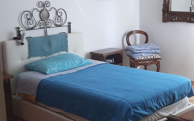 Quarto privado grande e agradável. Casa de banho e cozinha partilhadas