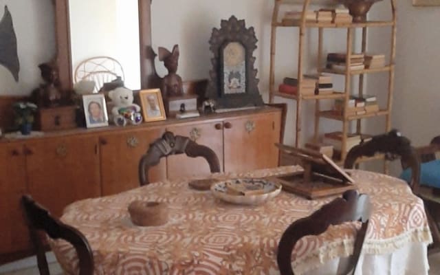 Quarto privado grande e agradável. Casa de banho e cozinha partilhadas