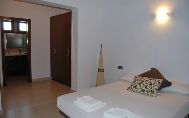 10 min to Palma, house with private pool, bbq, wifi, sat, ...