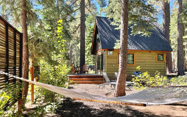 Le Chalet 300 : Cabane confortable sur la côte ouest de Tahoe