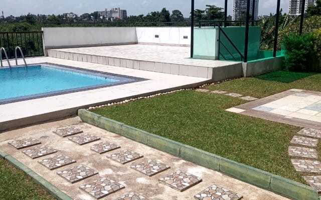 Apartamento de luxo moderno na cidade, virado para o lago e para a...