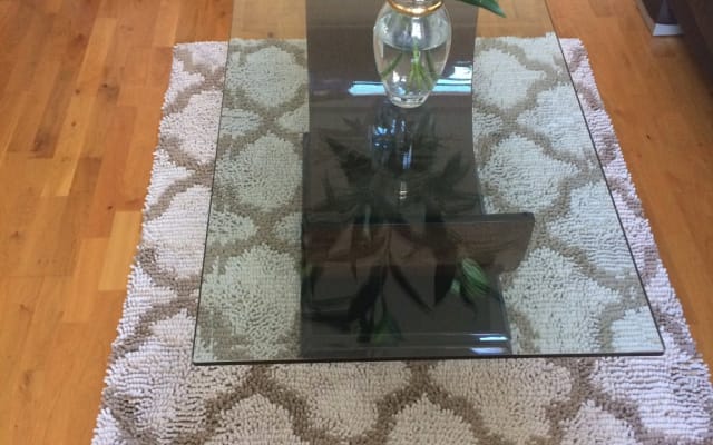Well kept apartment, 2nd floor. Great neighbourhood, close to trains