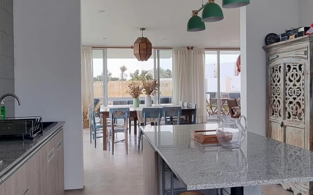 Bela casa para 16 pessoas com uma grande piscina em Paracas