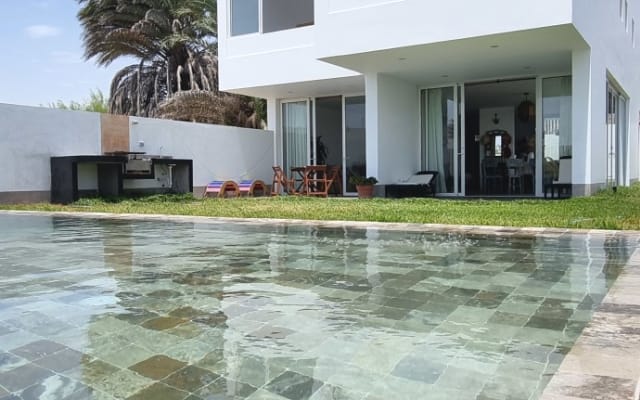 Bela casa para 16 pessoas com uma grande piscina em Paracas