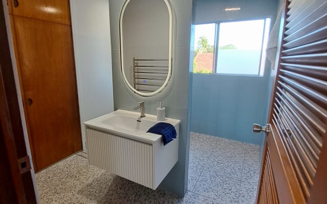 Orso da bagno: periferia della spiaggia, piscina, padroni di casa gay...