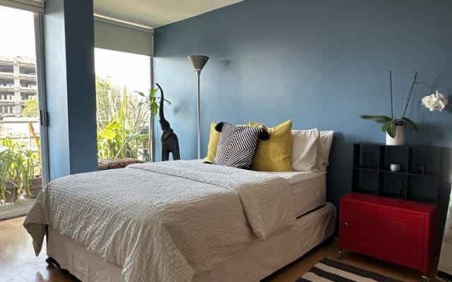 Amplia habitación privada con balcon en el corazón de Condesa