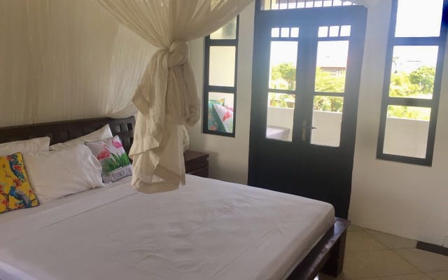 Chambre d'hôtes privée avec salle de bain, piscine et hôte sympathique dans une superbe villa - Photo 17