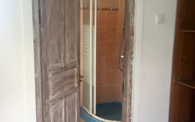 Chambre d'hôtes privée avec salle de bain, piscine et hôte sympathique dans une superbe villa - Photo 19