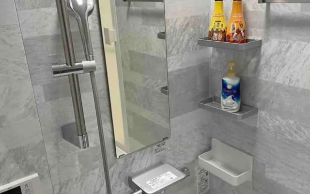 Makikos Inserat auf misterb&b - The shower has ample water pressure. Experience three types of soothing water flows.

Shampoo, conditioner, and body soap are provided.