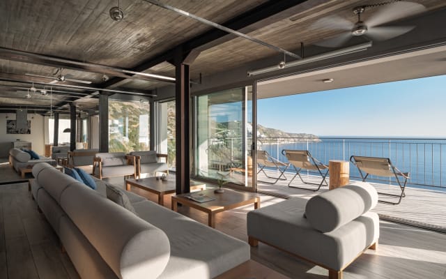 Zen-Haus an einem Klippenstrand