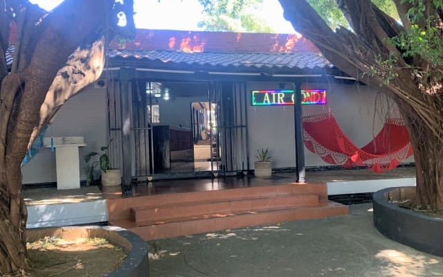 Jolie cabine privée indépendante à l'intérieur de l'hôtel, vue sur la...