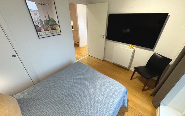 Habitación luminosa y moderna cerca de la ciudad, cama de matrimonio